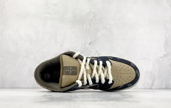 Travis Scott x Nike SB Dunk Low - Image 3