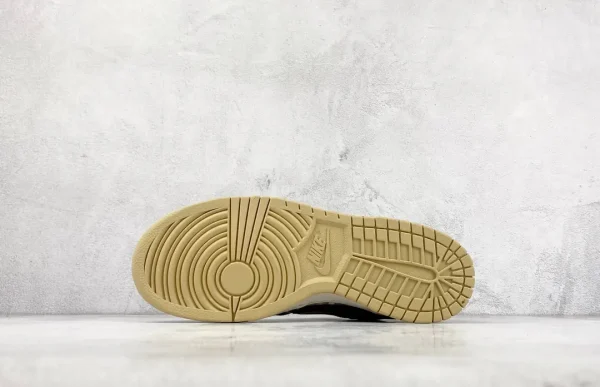 Travis Scott x Nike SB Dunk Low - Image 4
