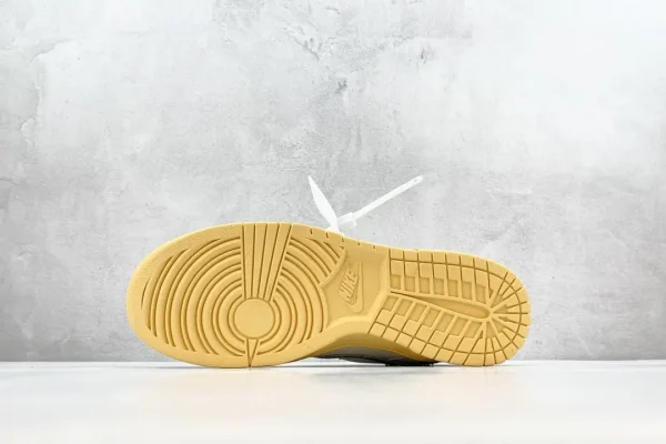 Off White x SB Dunk Low - Image 4