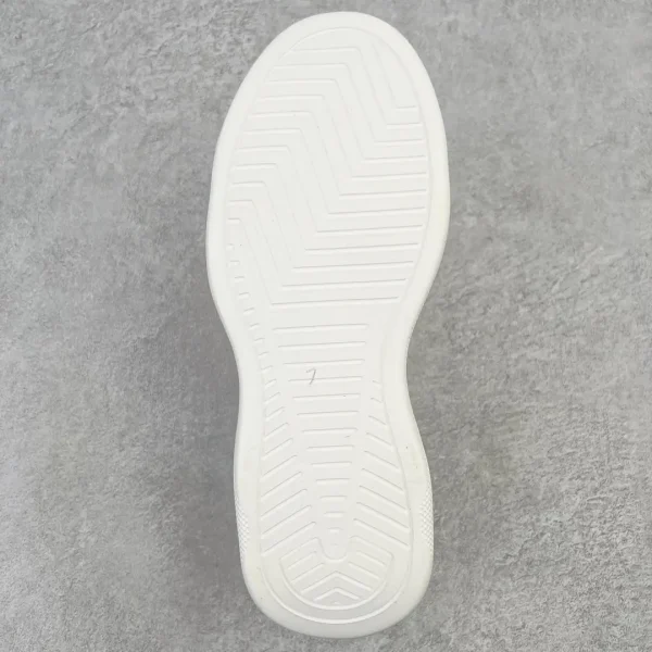 Gucci casual sports shoe - Image 9