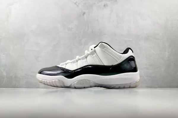 Jordan 11 Retro Low
Iridescent