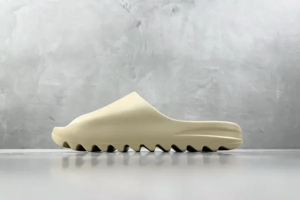 Yeezy Slide
Bone