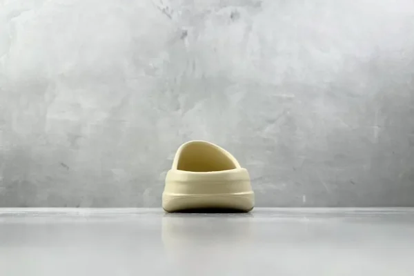 Yeezy Slide
Bone - Image 9