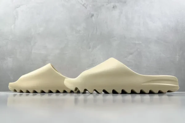 Yeezy Slide
Bone - Image 5