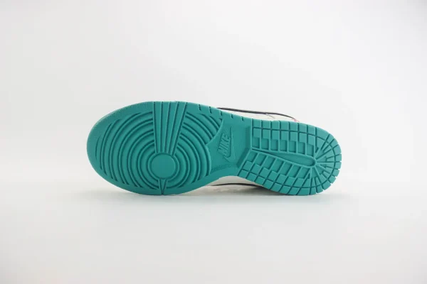 Nike SB Dunk Low x LV - Image 4