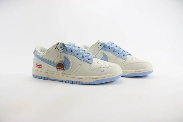 Nike SB Dunk Low x Supreme - Image 2