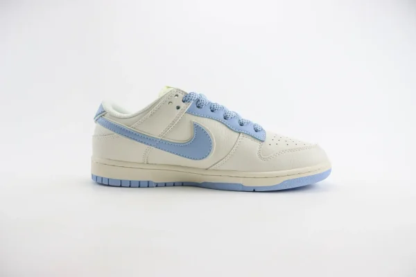 Nike SB Dunk Low x Supreme - Image 3