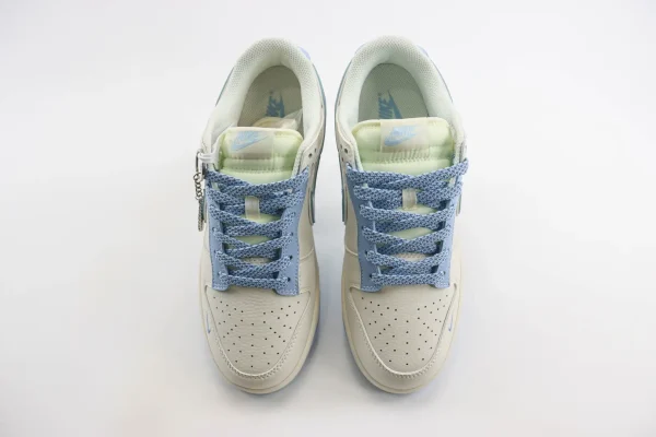 Nike SB Dunk Low x Supreme - Image 5