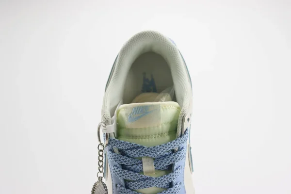 Nike SB Dunk Low x Supreme - Image 9