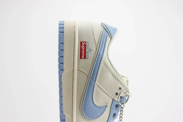 Nike SB Dunk Low x Supreme - Image 7