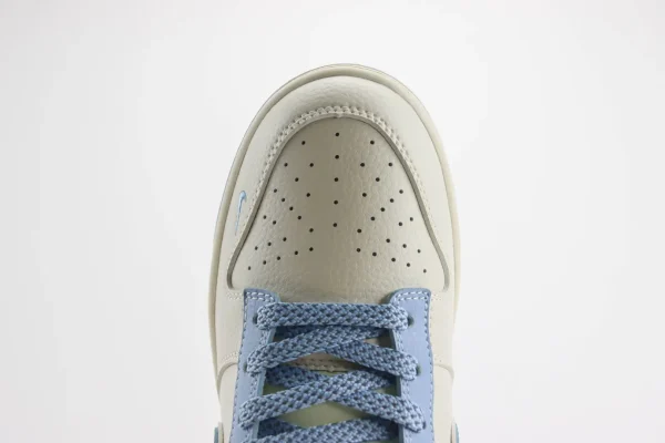 Nike SB Dunk Low x Supreme - Image 8