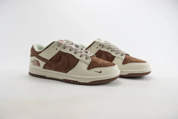 Nike SB Dunk Low x The North Face - Image 2