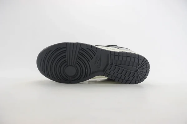 Nike SB Dunk Low x LV - Image 4