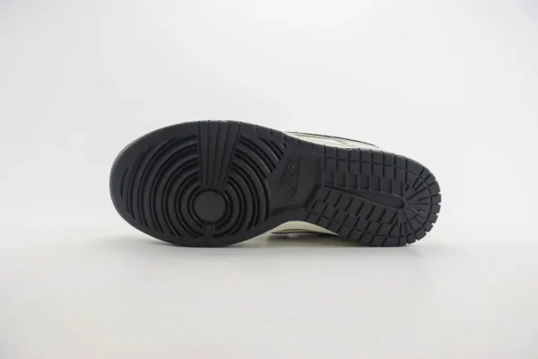 Nike SB Dunk Low x LV - Image 4