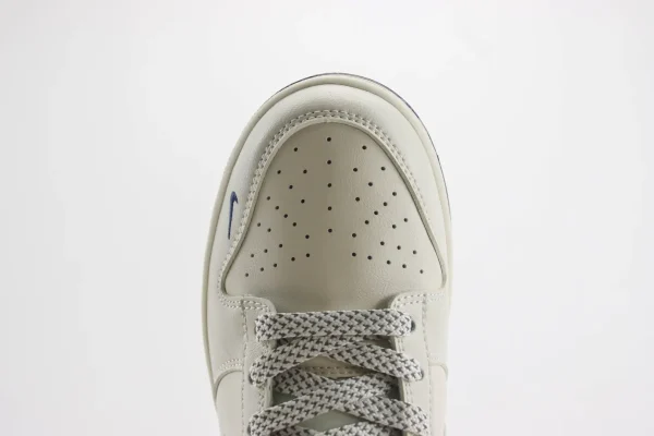 Nike SB Dunk Low x Supreme - Image 8