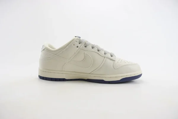 Nike SB Dunk Low x Supreme - Image 3