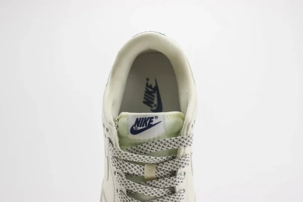 Nike SB Dunk Low x Supreme - Image 9