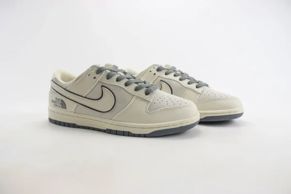 Nike SB Dunk Low x The North Face - Image 2