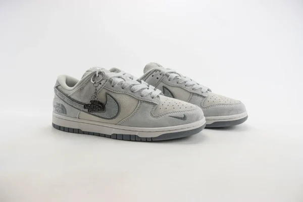Nike SB Dunk Low x The North Face - Image 2