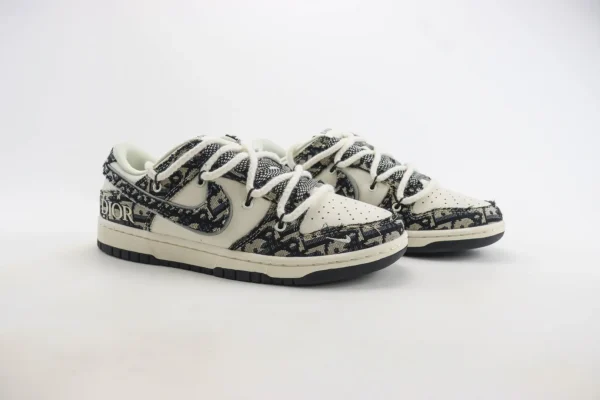 Nike SB Dunk Low x Dior - Image 2