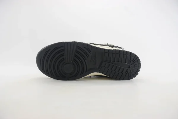 Nike SB Dunk Low x Dior - Image 4