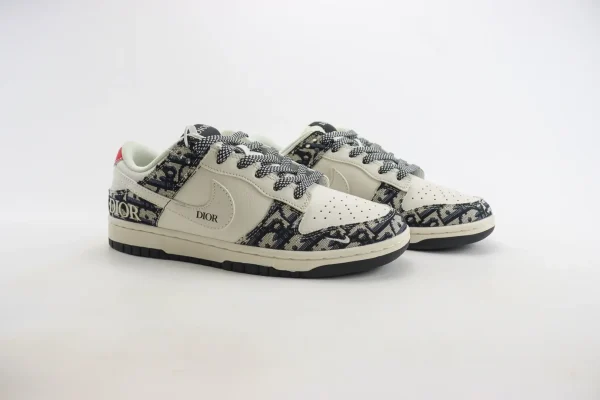 Nike SB Dunk Low x Dior - Image 2