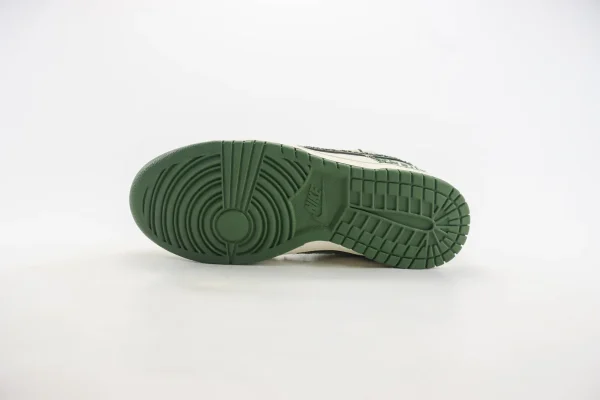 Nike SB Dunk Low x Dior - Image 4