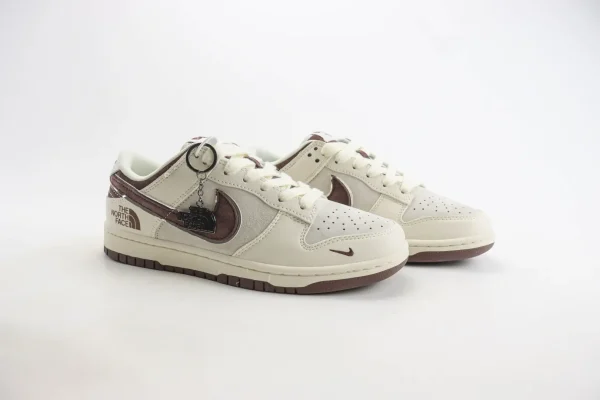 Nike SB Dunk Low x The North Face - Image 2