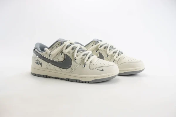 Nike SB Dunk Low x Stussy - Image 2