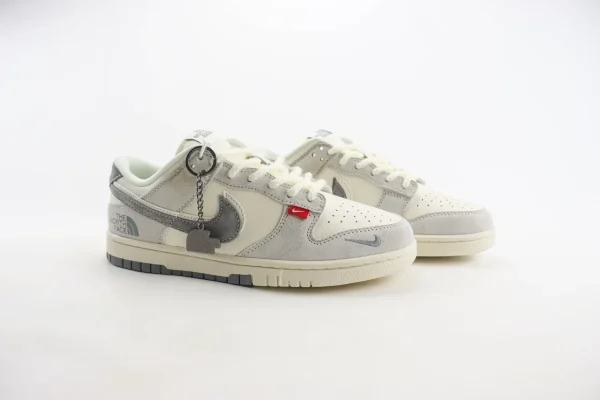 Nike SB Dunk Low x The North Face - Image 2