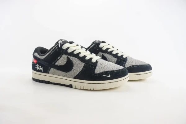 Nike SB Dunk Low x Stussy - Image 2