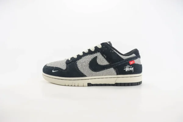 Nike SB Dunk Low x Stussy