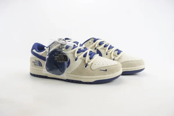 Nike SB Dunk Low x The North Face - Image 2