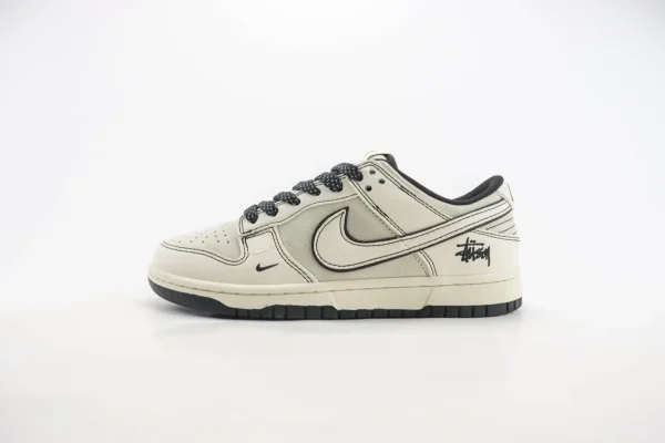 Nike SB Dunk Low x Stussy