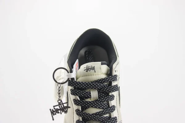 Nike SB Dunk Low x Stussy - Image 9