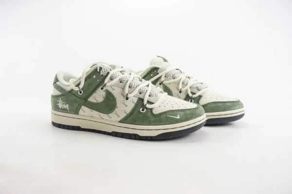 Nike SB Dunk Low x Stussy - Image 2