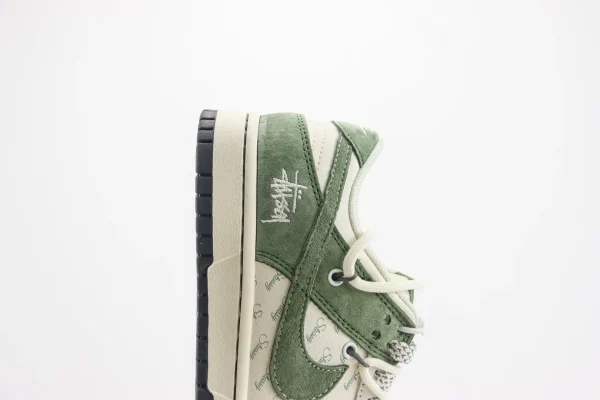 Nike SB Dunk Low x Stussy - Image 7
