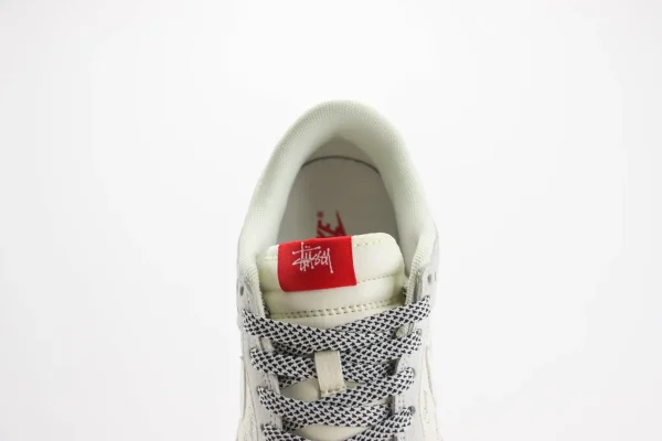 Nike SB Dunk Low x Stussy - Image 9
