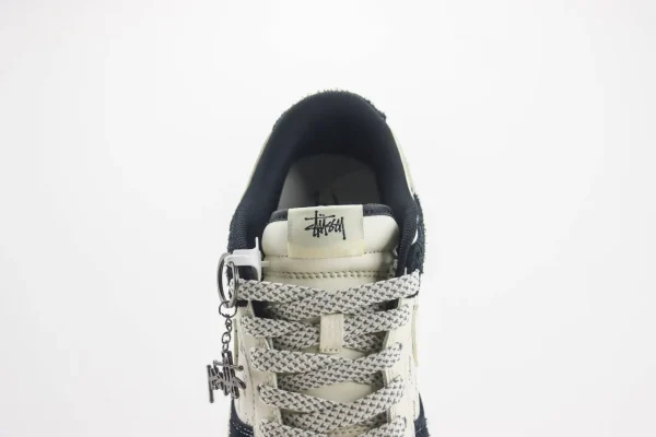 Nike SB Dunk Low x Stussy - Image 9
