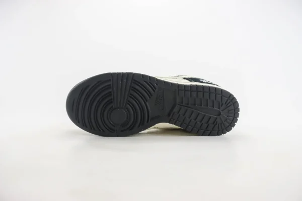 Nike SB Dunk Low x Stussy - Image 4