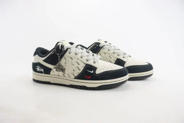 Nike SB Dunk Low x Stussy - Image 2