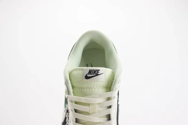 Nike SB Dunk Low x Stussy - Image 9