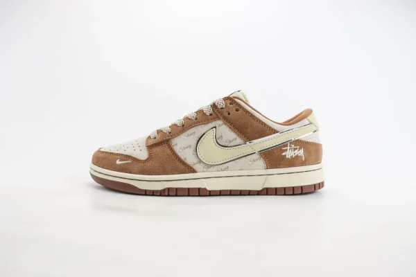 Nike SB Dunk Low x Stussy