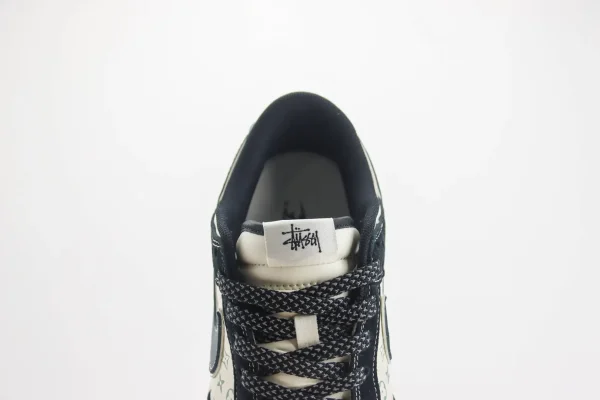 Nike SB Dunk Low x Stussy - Image 9