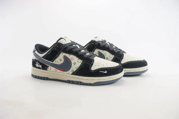 Nike SB Dunk Low x Stussy - Image 2