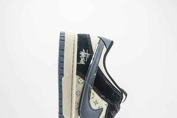 Nike SB Dunk Low x Stussy - Image 7