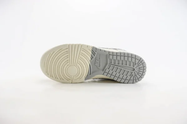 Nike SB Dunk Low x Dior - Image 4