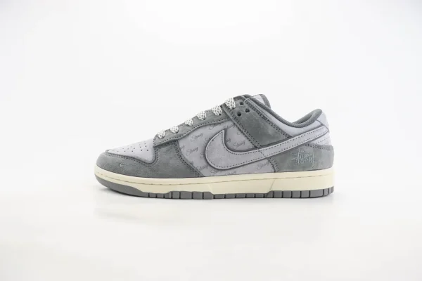 Nike SB Dunk Low x Stussy