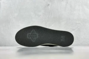 Gucci sneaker black rubber sole with bee logo and textured grip pattern on bottom
