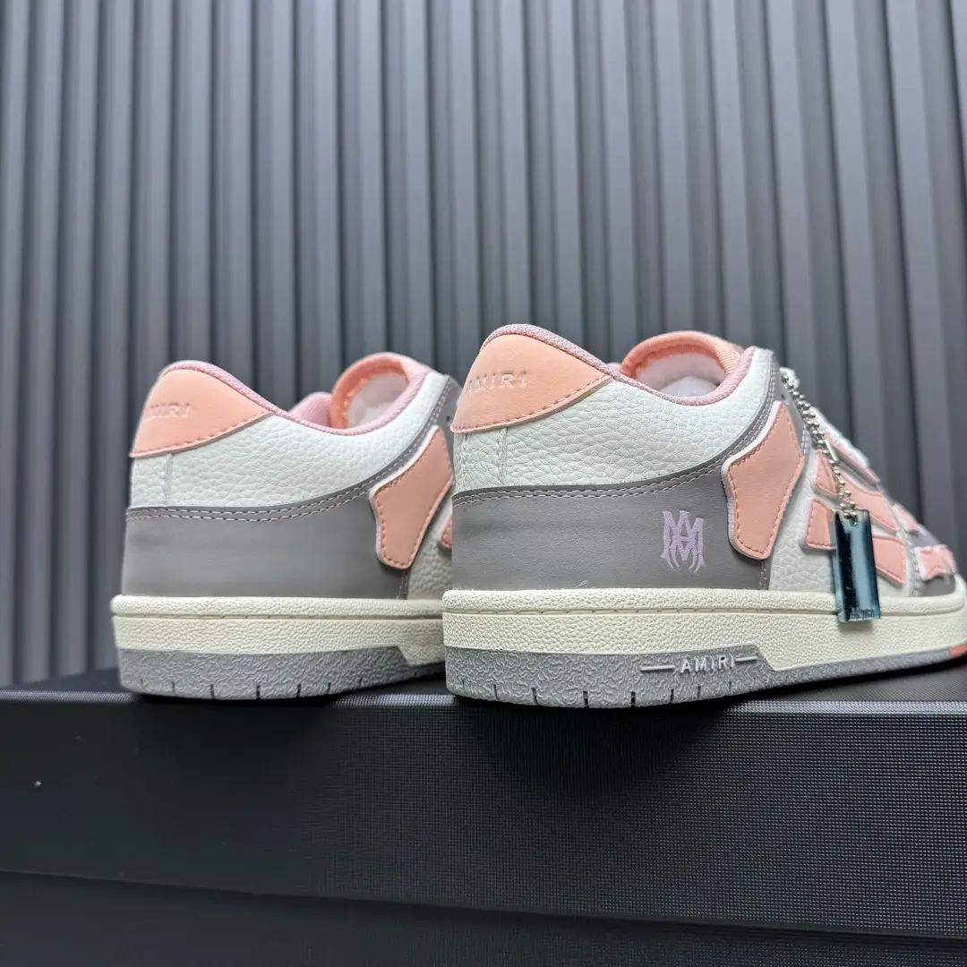 Amiri sneaker low top pink gray white leather with branded logo and metal tag accessory